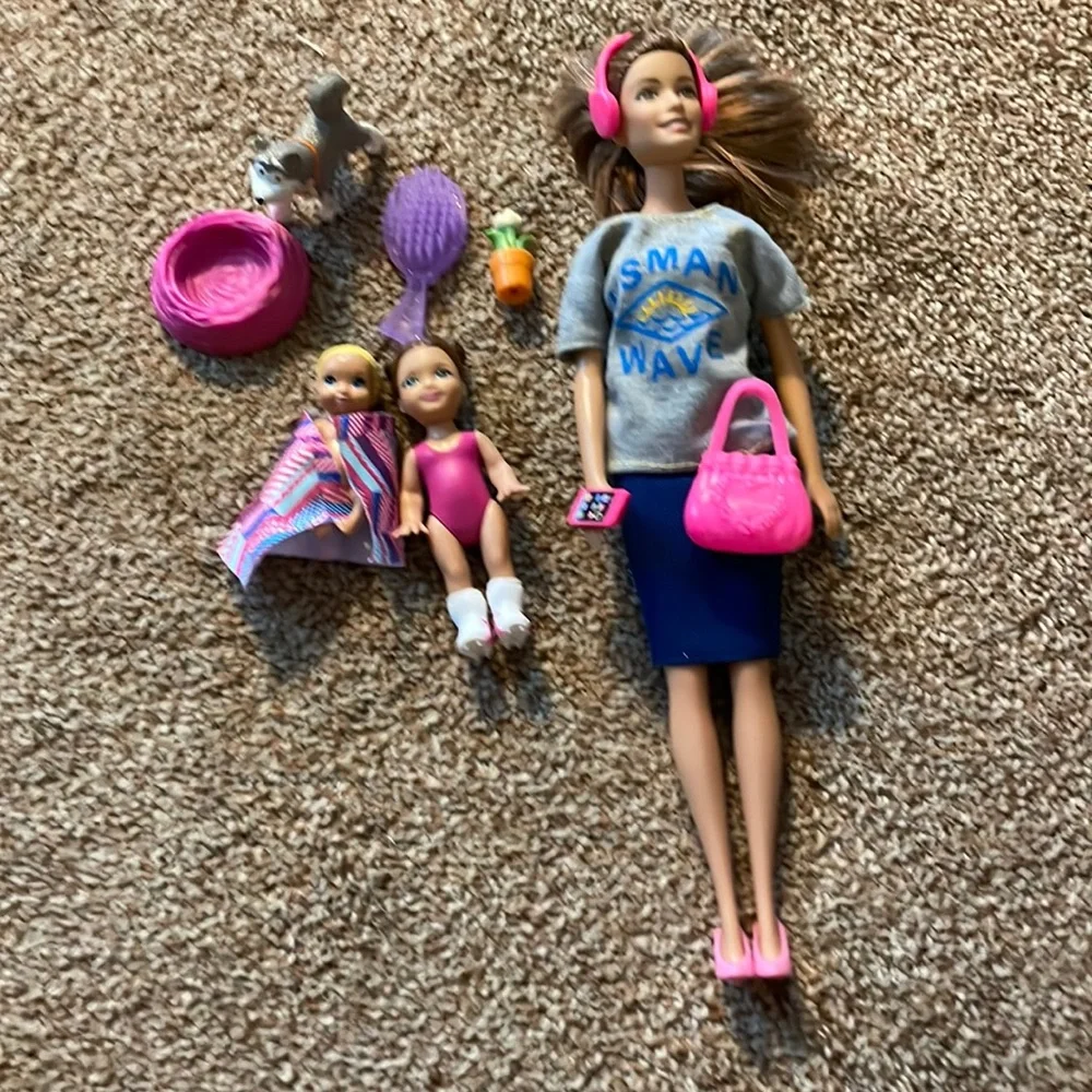 Mommie Barbie, kids and accessories
